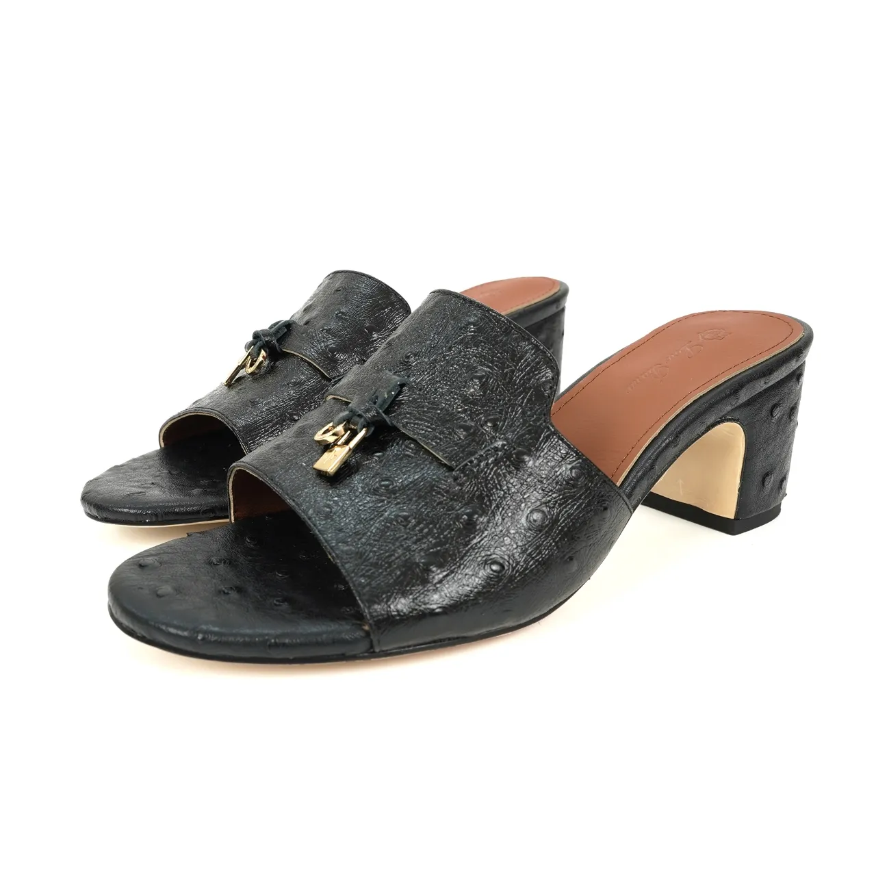 👟👟Ex-factory price 440👟👟 Genuine leather sole +30 suede sheepskin slippers with a strap decorated with Loro Piana My Charms charms and decorated with tone-on-tone stitching. Sophisticated and feminine, it pairs well with both city and resort looks. For those looking for an elegant upgrade, the summer glamor slipper is known for its slim open-back silhouette. size: 35-44 (custom-made sizes 43 and 44 are non-returnable) Upper: imported suede sheep leather (sheep), cowhide ostrich pattern, cowhide snake pattern Lining: imported high-grade mixed sheep silk Heel height: 5.5CM